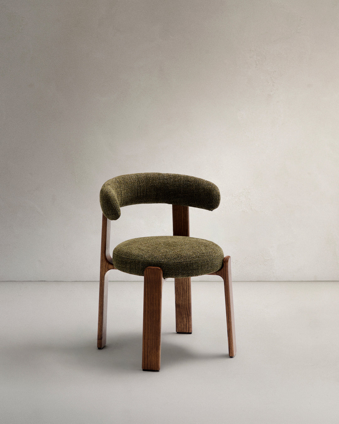 KAVE HOME Granite spisebordsstol grøn chenille og valnøddefinish asketræ