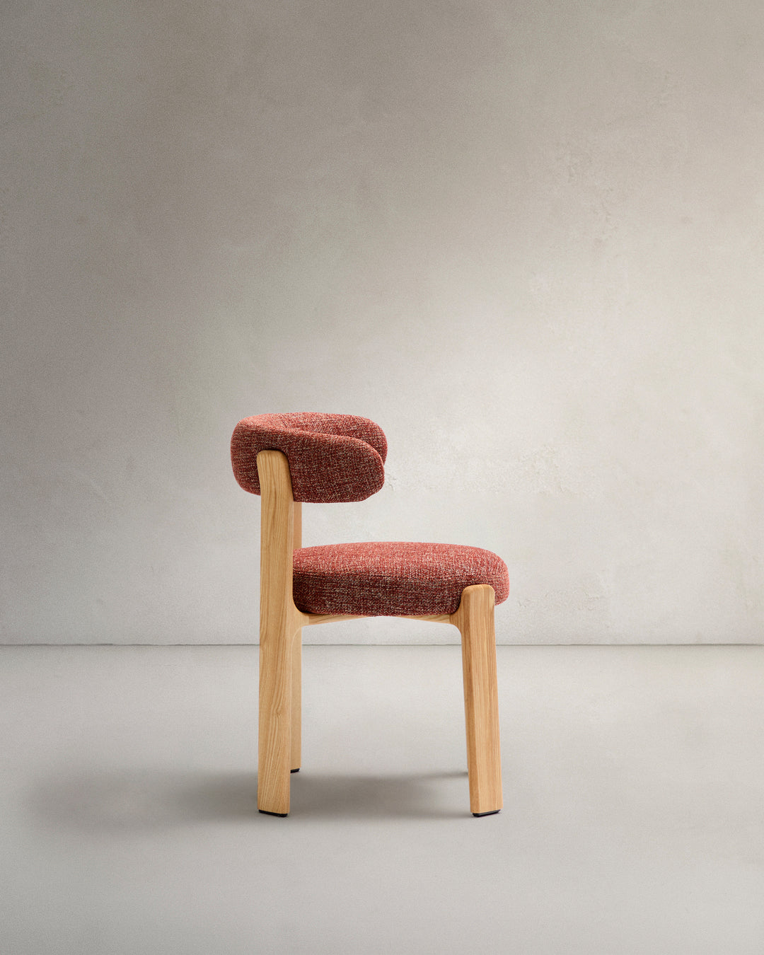 KAVE HOME Granite spisebordsstol terracotta chenille og natur asketræ