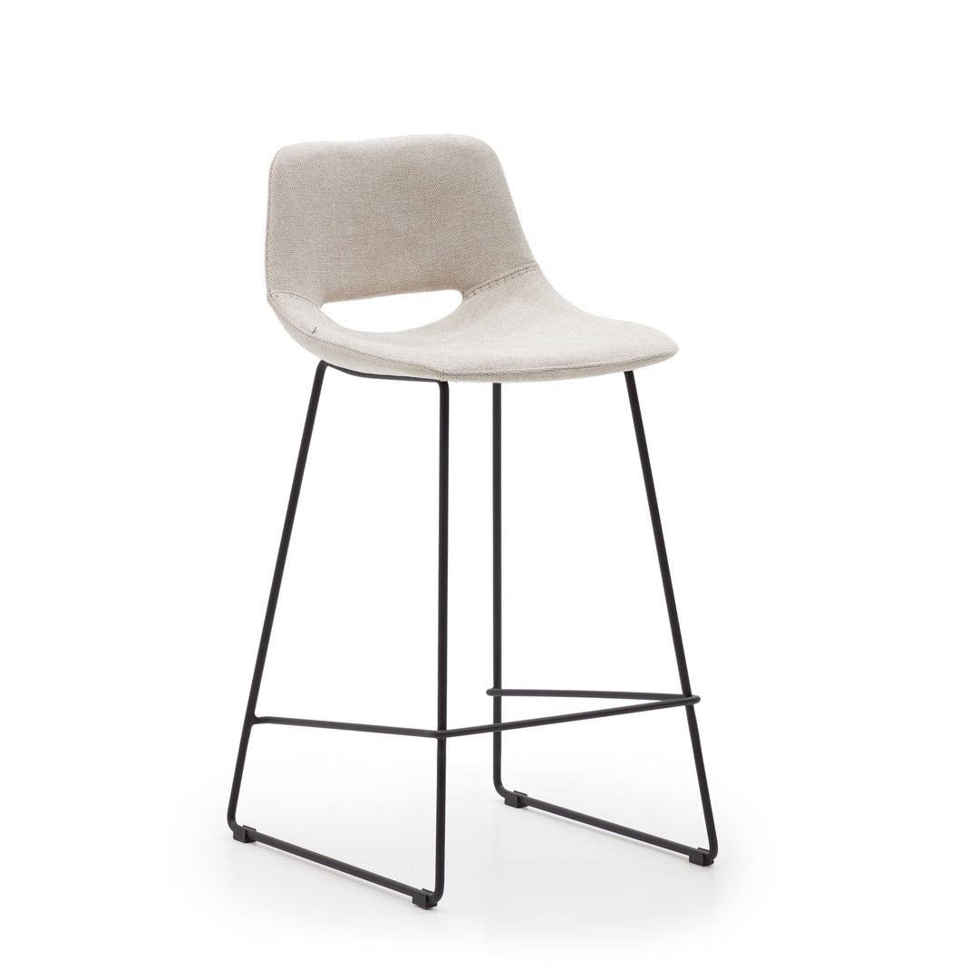 Produktbillede af KAVE HOME Zahara barstol m. ryglæn og fodstøtte beige stof og sort stål H65 cm i premium kvalitet