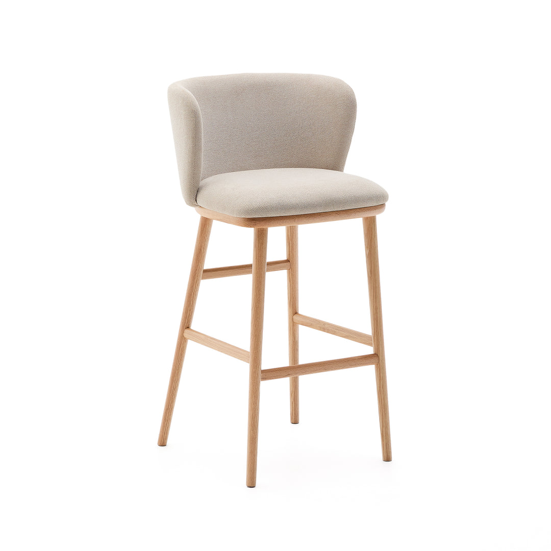 Produktbillede af KAVE HOME Ciselia barstol m. ryglæn og fodstøtte beige chenille og natur asketræ H:75cm i premium kvalitet