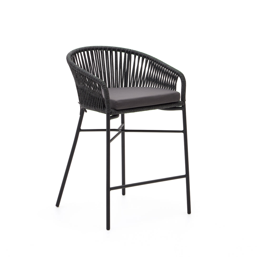 KAVE HOME Yanet barstol m. ryglæn armlæn og fodskammel sort reb og metal H:65cm
