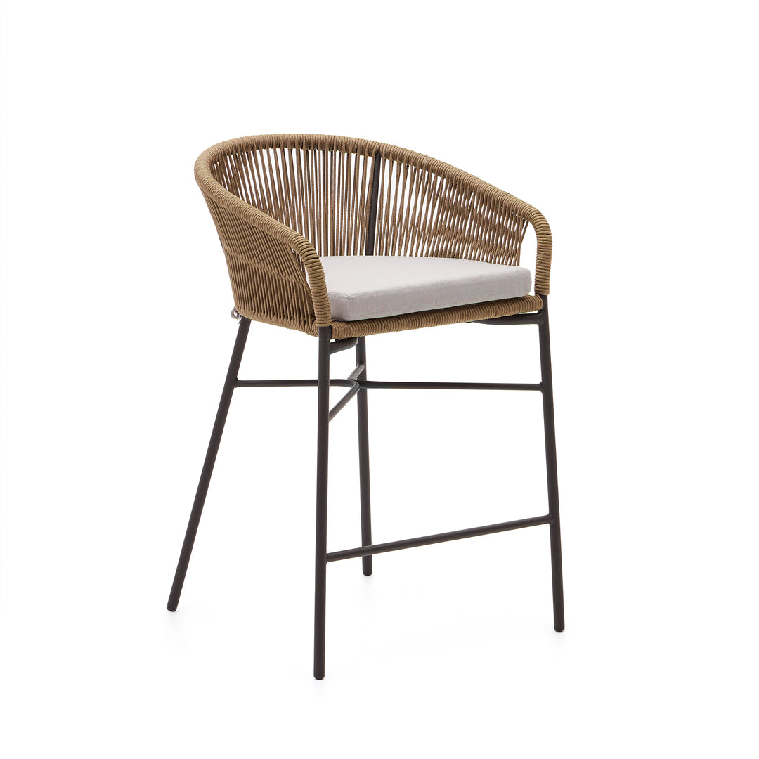 KAVE HOME Yanet barstol m. ryglæn armlæn og fodskammel beige reb og metal H:65cm