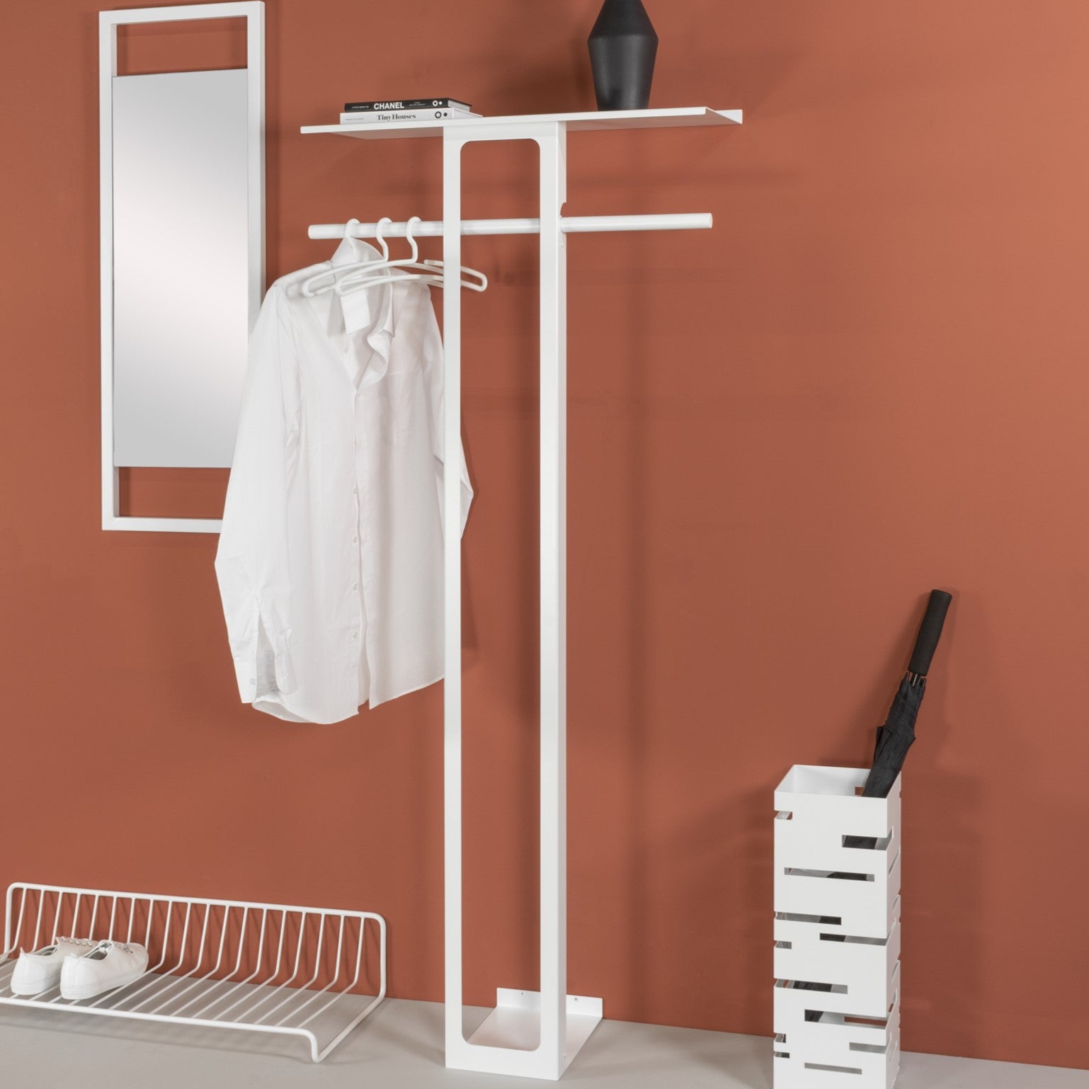 Produktbillede af Koons Høj hattehylde i hvid metal bredde 70 cm. på tilbud i høj kvalitet