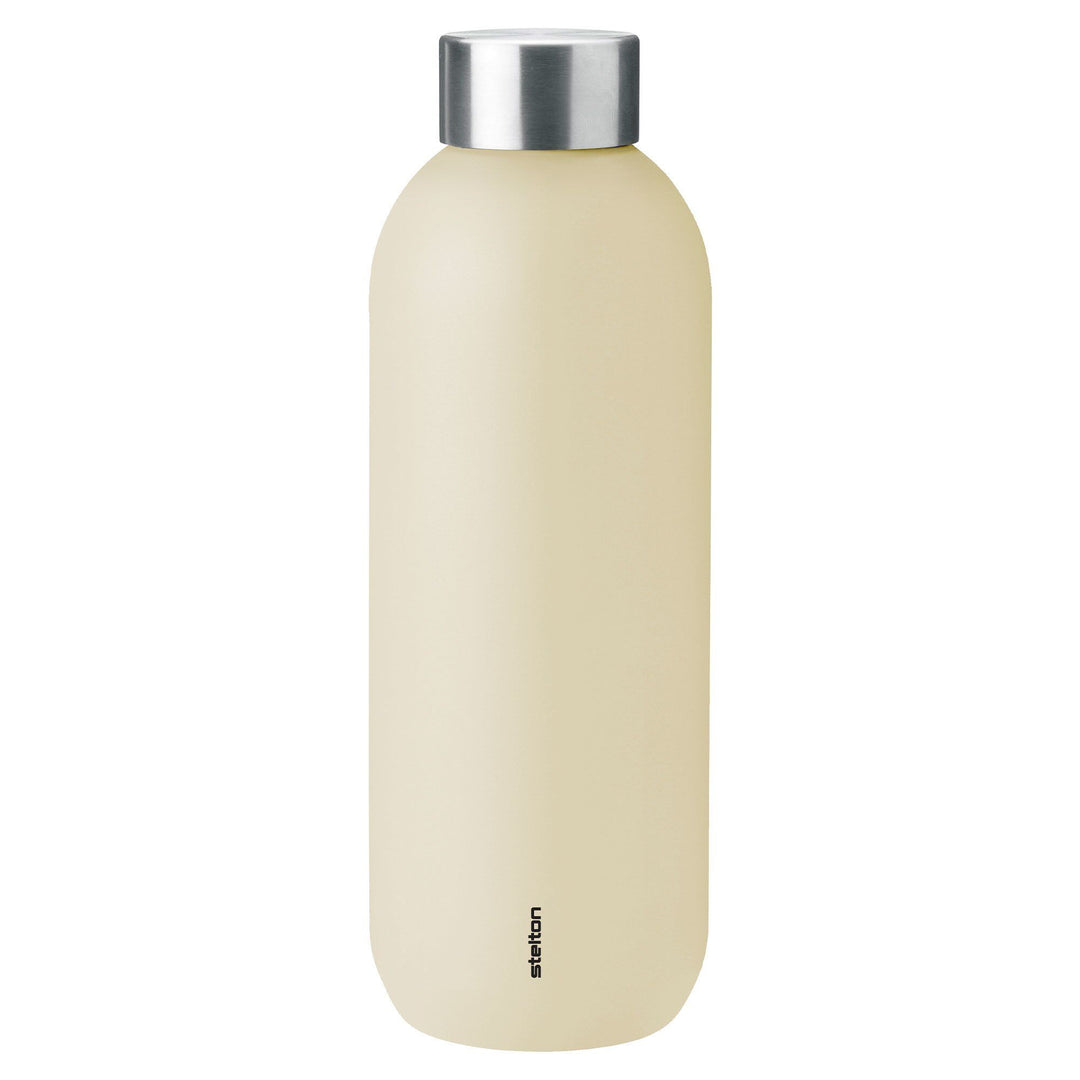 Stelton Stelton Keep Cool Drikkeflaske 0,6 liter, mellow yellow – billede i brug (Vandflaske)