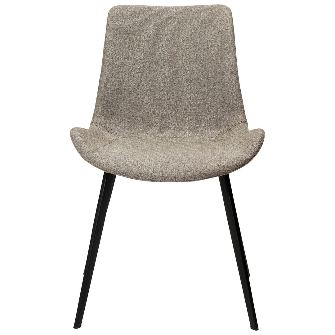DAN-FORM Hype spisebordsstol sand bouclé stof og sort stål