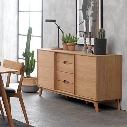 billigt tilbud på Delta 3 sektioners skænk med trædøre og skuffer i lakeret eg. Udsalg på Spisestue > Skænke, konsolborde og vitriner. Spar op til 62%. Hurtig levering: 1-2 hverdage.