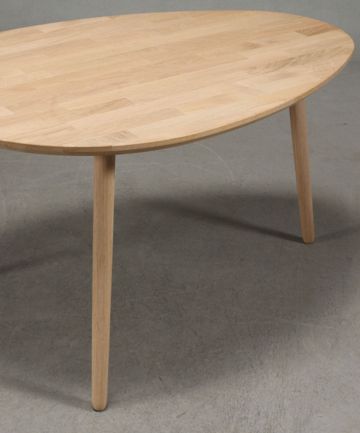 Produktbillede af CT 10 Sofabord i massiv eg med dråbeform og størrelse 89 x 66 cm Højde 40 cm Hvid olieret på tilbud i høj kvalitet