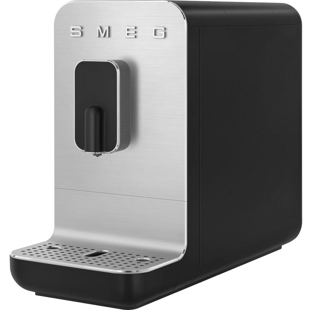 Smeg Smeg BCC01BLMEU espressomaskine – billede i brug (Espressomaskiner)