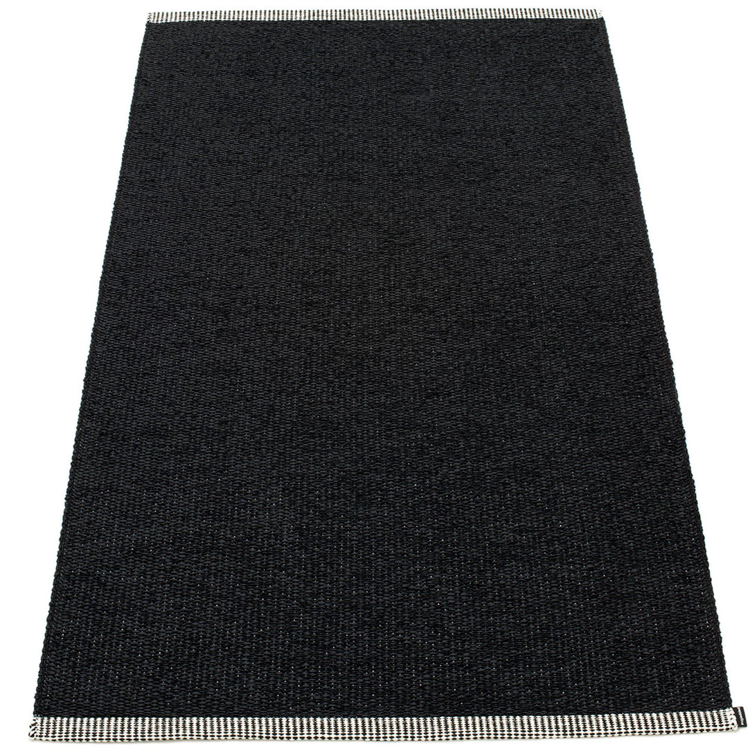Pappelina Pappelina Gulvtæppe Mono, 85 x 160 cm., black – billede i brug (Tæpper)