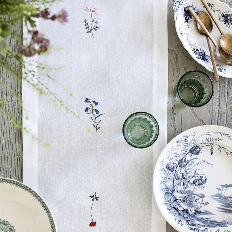 Produktbillede af Langkilde & Søn Flora bordløber med vilde blomster 30 x 175cm i premium kvalitet