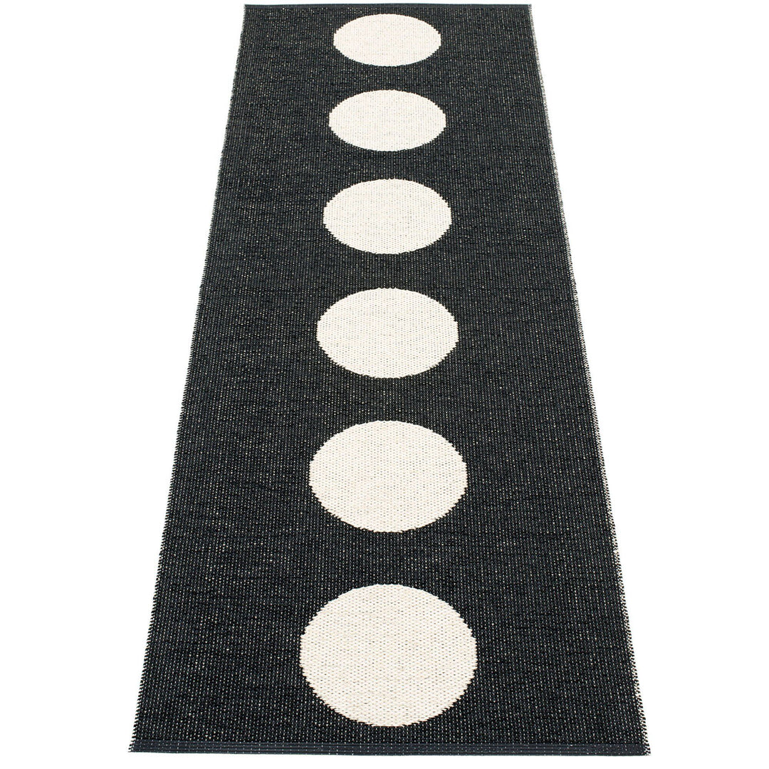 Pappelina Pappelina Gulvtæppe Vera, 70 x 225 cm., black/vanilla – produktvisning (Tæpper)