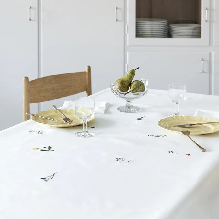 Produktbillede af Langkilde & Søn Floradugen 135 x 340 cm Broderier med blomster og historie i premium kvalitet