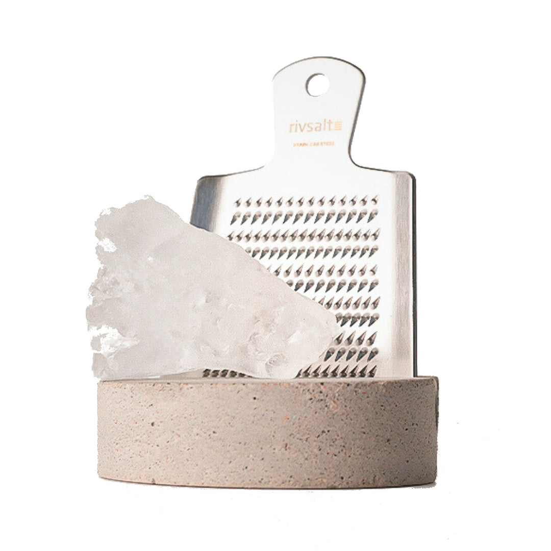 Rivsalt Rivsalt sæt med rivejern, halitsalt og holder i beton – produktfoto (Krydderier)