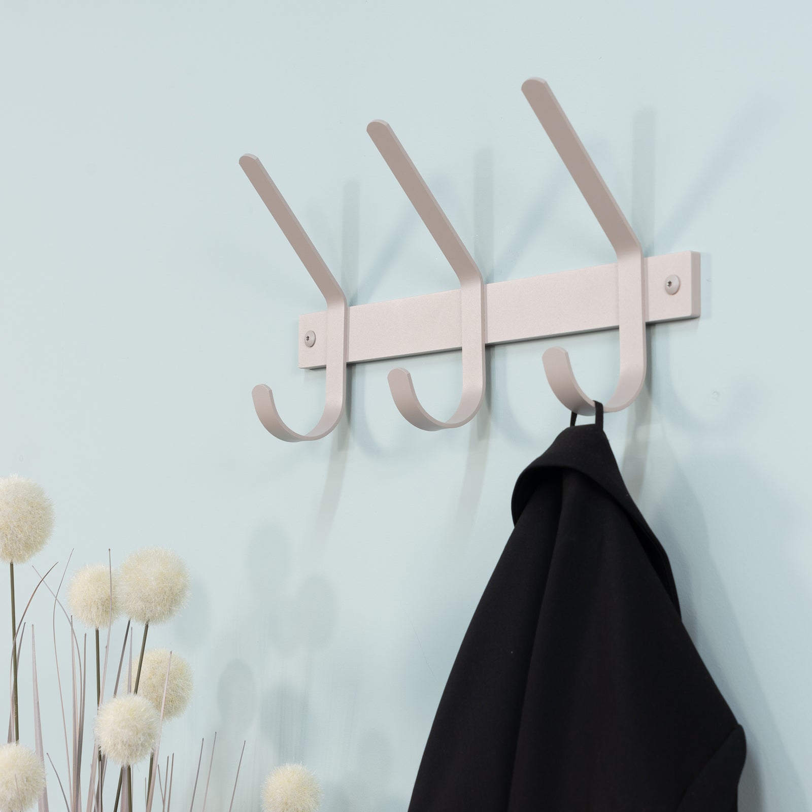 Produktbillede af Gancho Knagerække med tre knager i silky taupe farvet metal på tilbud i høj kvalitet