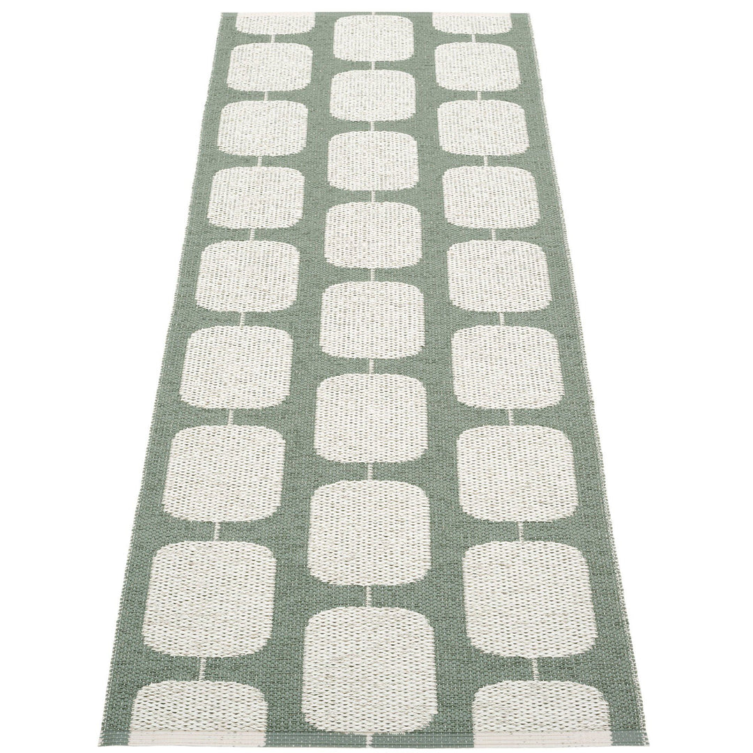 Se Pappelina Gulvtæppe Sten, 70 x 300 cm., army/fossil ✔ Stort online udvalg i Pappelina - Køb online på udsalg og tilbud lige nu ✔ Meget billig fragt og hurtig levering: 1 - 2 hverdage - Varenummer: KTCH-51498 og barcode / Ean: 7340020477943 på lager - Udsalg på Hjem og madlavning, Opbevaring og organisering Spar op til 58% - Over  857 kendte brands på udsalg