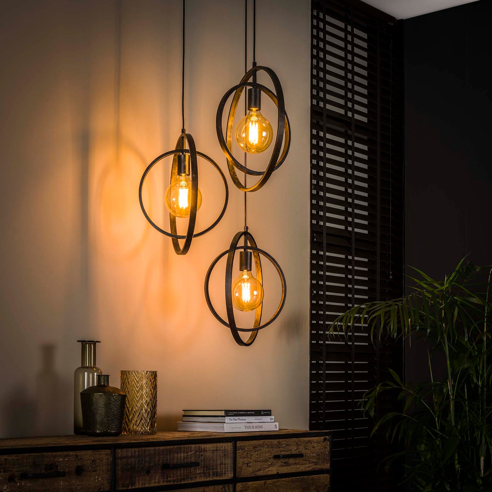 Produktbillede af Frisky Loftlampe i sort patineret metal Levering uden pære på tilbud i høj kvalitet