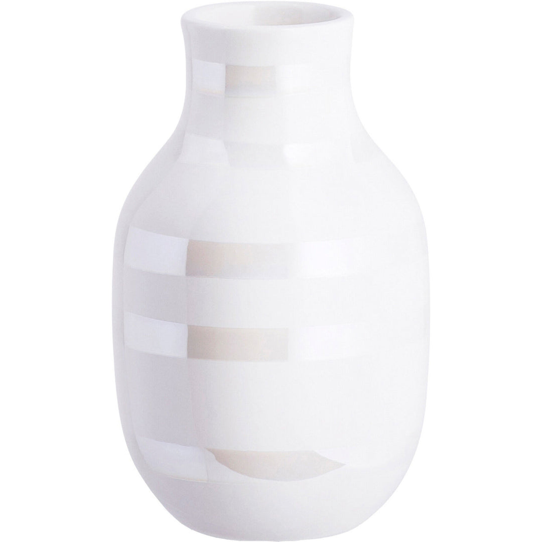 Se Kähler Omaggio vase perlemor 12,5 cm. ✔ Stort online udvalg i Kähler - Køb online på udsalg og tilbud lige nu ✔ Meget billig fragt og hurtig levering: 1 - 2 hverdage - Varenummer: KTCH-23312 og barcode / Ean: 5703779160528 på lager - Udsalg på Hjem og madlavning, Bagning Spar op til 63% - Over 1124 kendte brands på udsalg