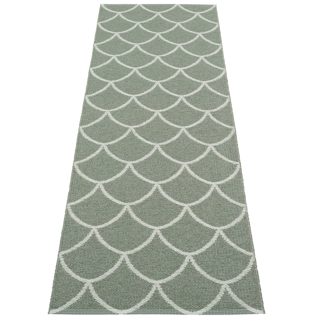 Pappelina Pappelina Gulvtæppe Kotte, 70 x 225 cm., army/sage – vinkelbillede (Tæpper)