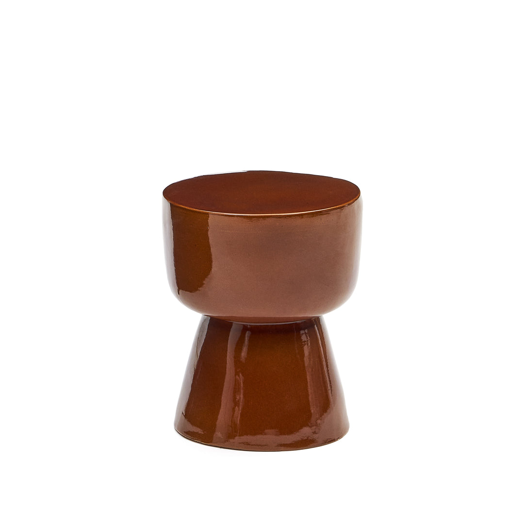 Rundt udendørs sidebord Mesquida fra Kave Home i keramik med glaseret terracotta-finish