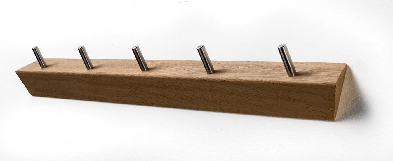 Produktbillede af KR5 Knagerække i fem forskellige finish med 5 kroge i blankpoleret rustfri stål Sæbebehandlet eg og stål på tilbud i høj kvalitet