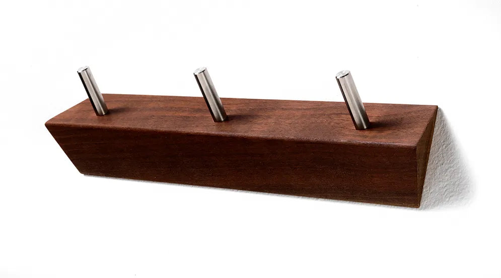 Produktbillede af KR5 Knagerække i fem forskellige finish med 3 kroge i blankpoleret rustfri stål Valnød og stål på tilbud i høj kvalitet