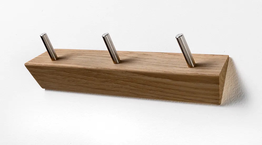 Produktbillede af KR5 Knagerække i fem forskellige finish med 3 kroge i blankpoleret rustfri stål Oliebehandlet eg og stål på tilbud i høj kvalitet