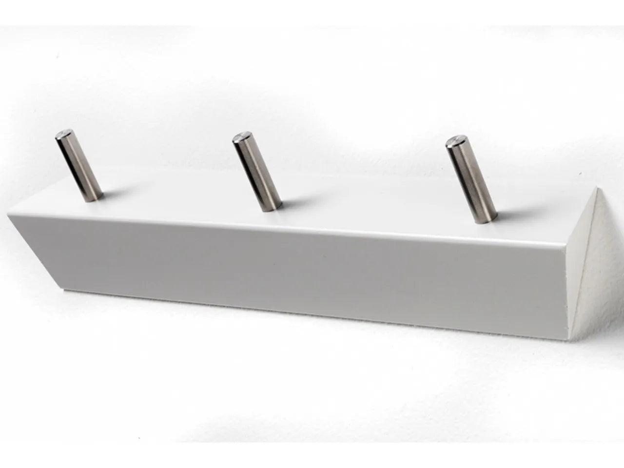 Produktbillede af KR5 Knagerække i fem forskellige finish med 3 kroge i blankpoleret rustfri stål Hvidt træ og stål på tilbud i høj kvalitet