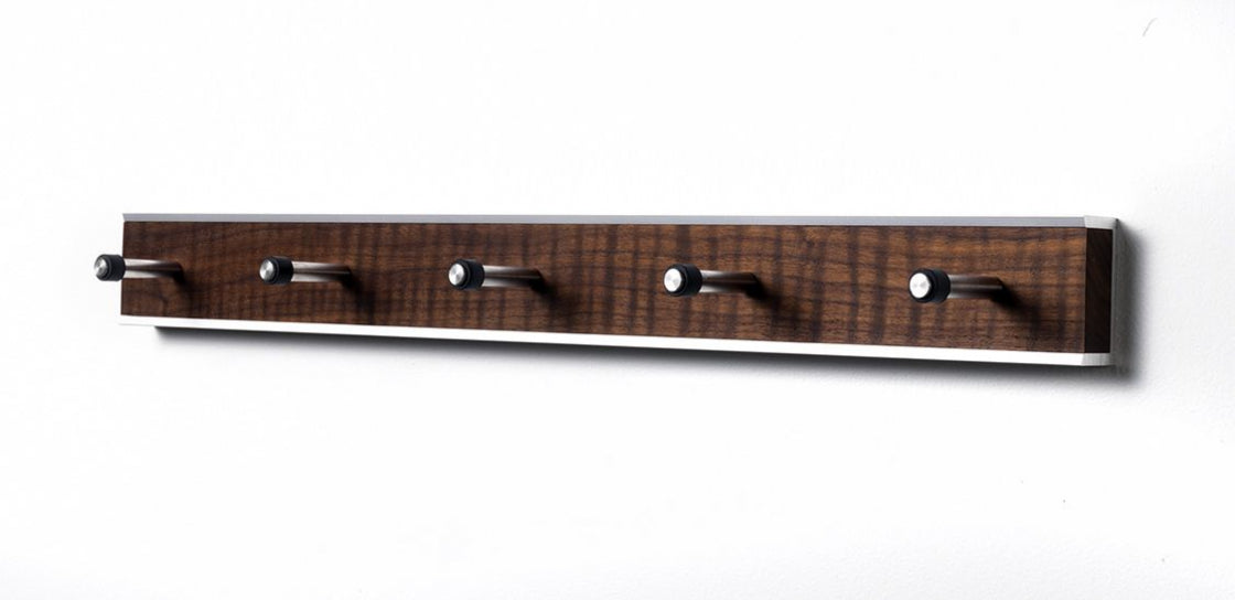 Produktbillede af KR35- Knagerække bredde 60 cm fem forskellige finish Valnød og stål på tilbud i høj kvalitet