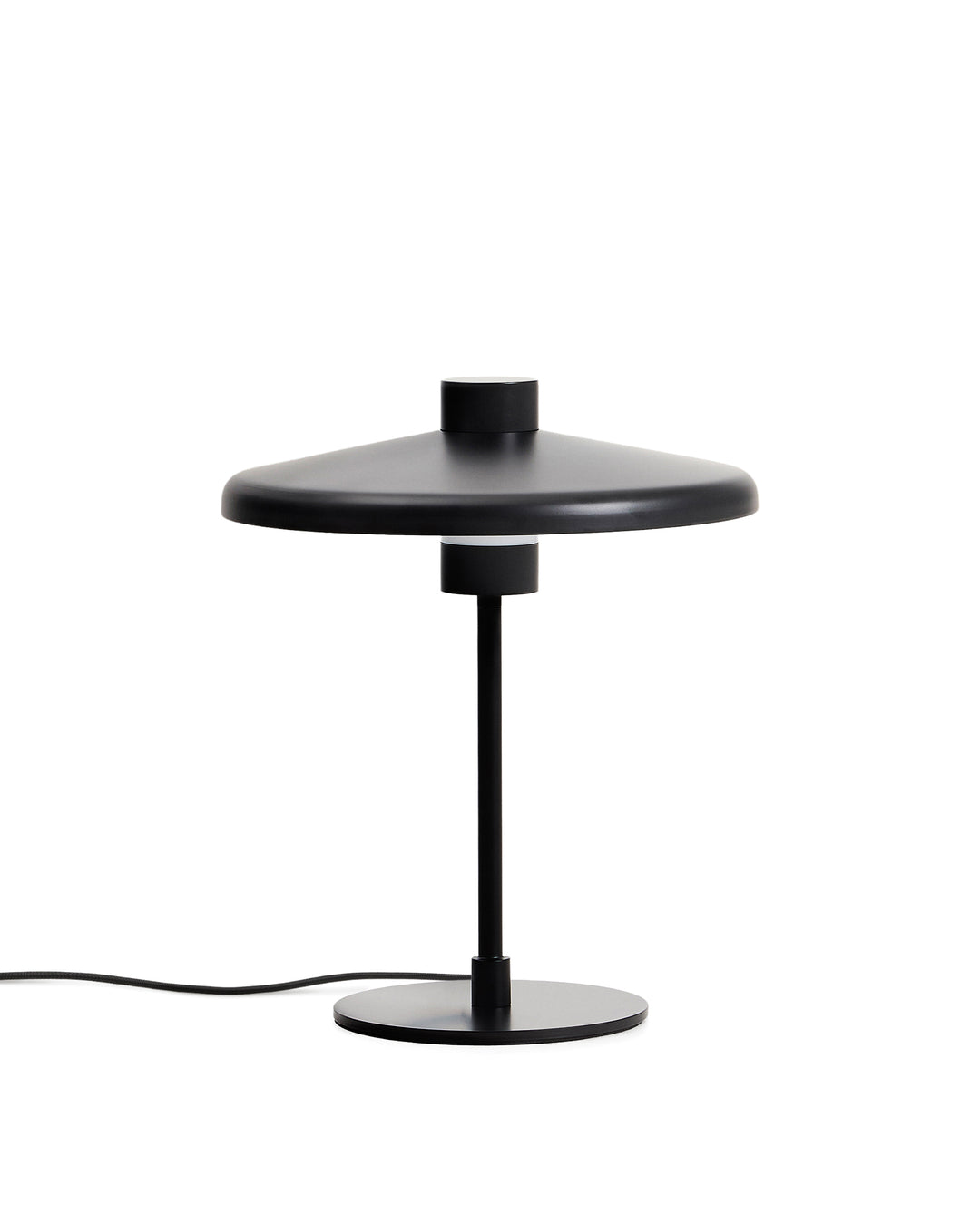 KAVE HOME Nuvira bordlampe sort satin metal