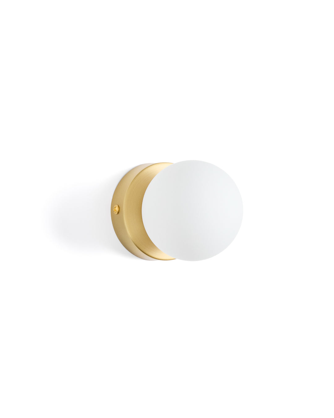 KAVE HOME Brisia væglampe 1 matteret glaskugle og børstet messingfinish metal Ø8