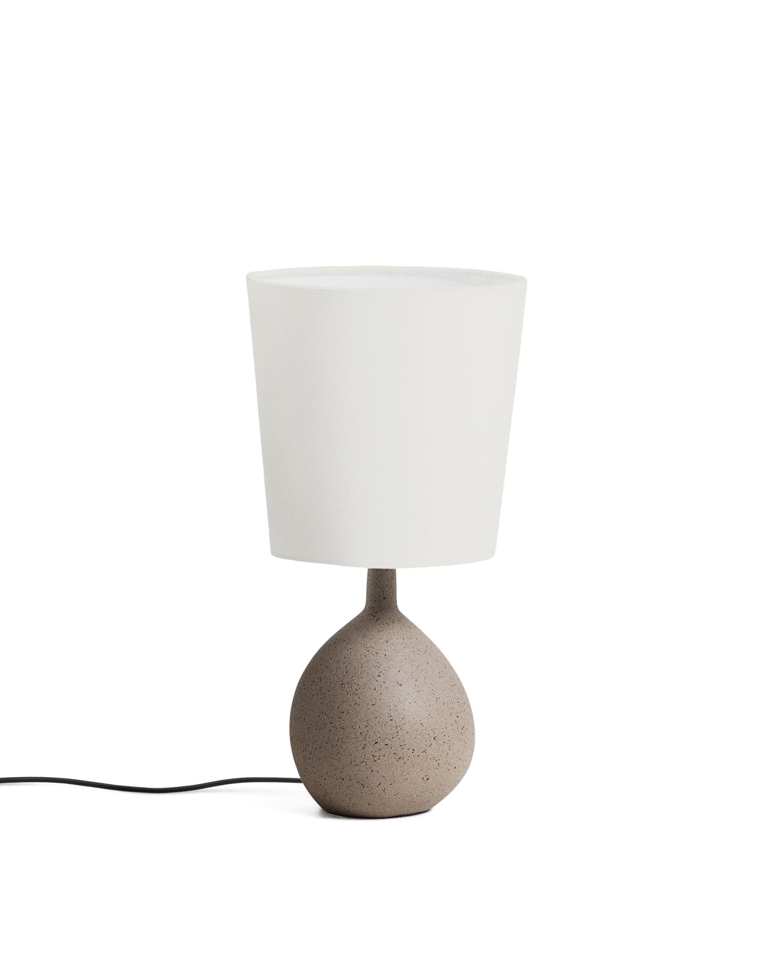 KAVE HOME Viona stor bordlampe elfenben bomuld og grå metal med tekstureret steneffekt H:36