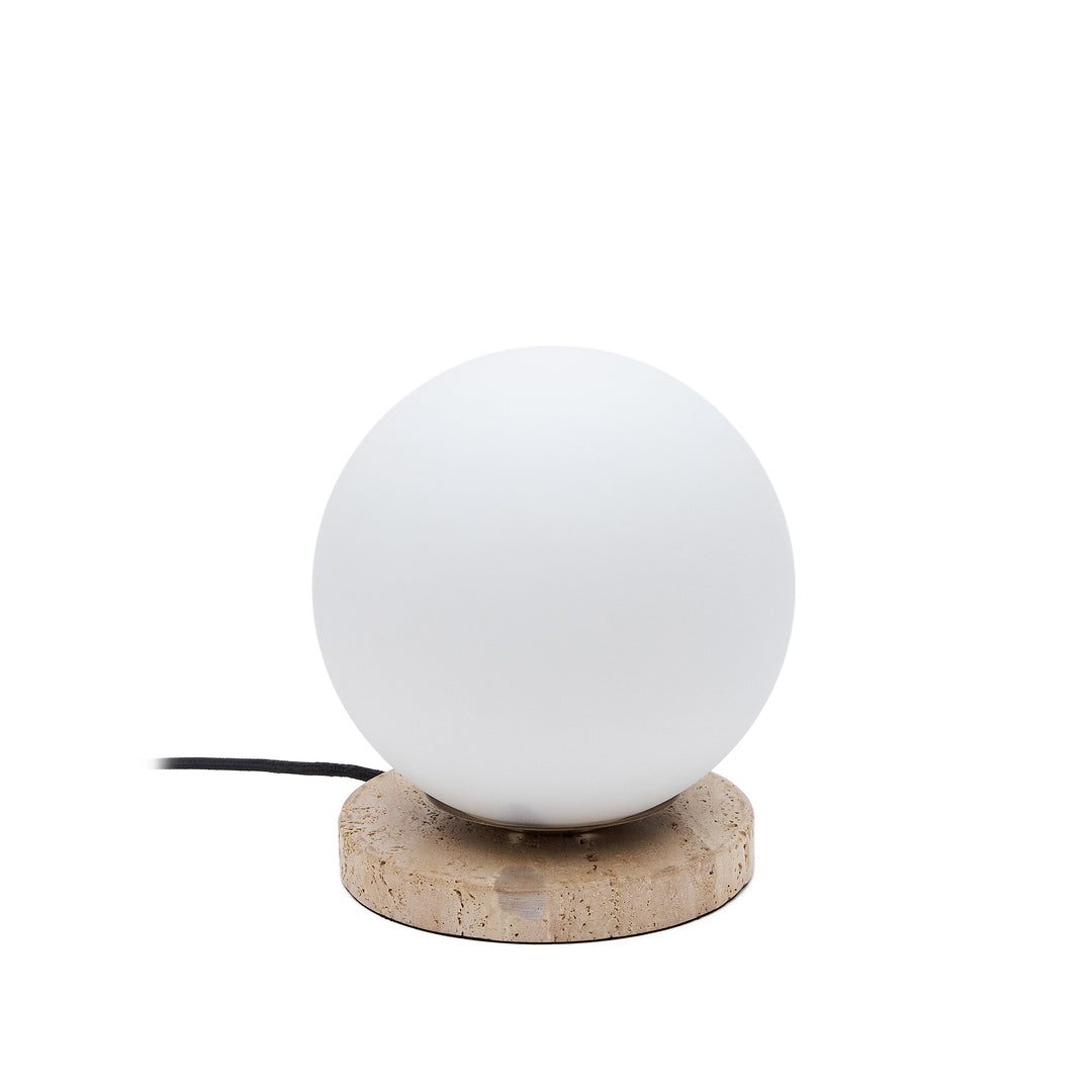 KAVE HOME Malachi bordlampe hvid glaseret glas og travertinsten