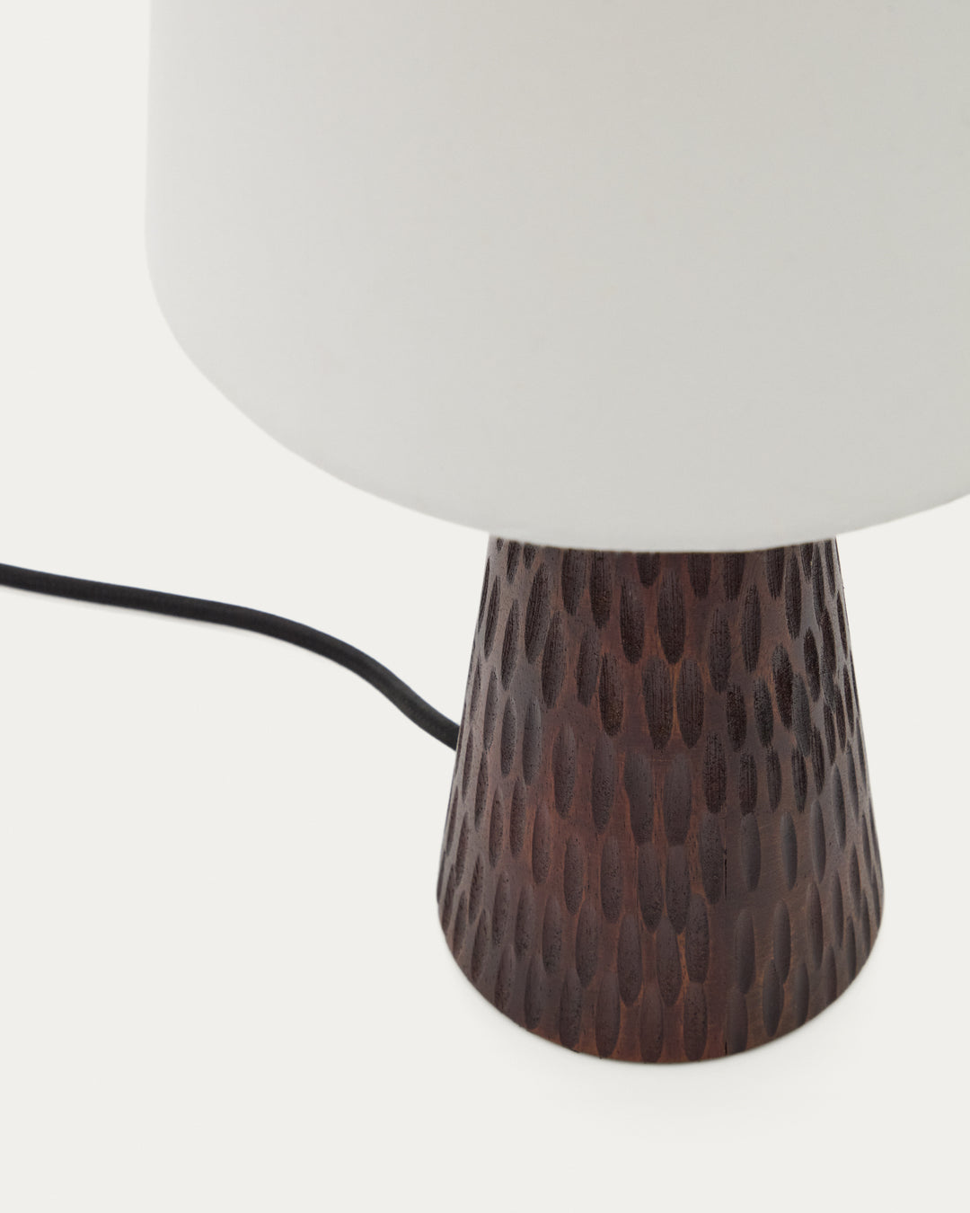Produktbillede af KAVE HOME Amire bordlampe m. hvid stofskærm mørk brun træ i premium kvalitet