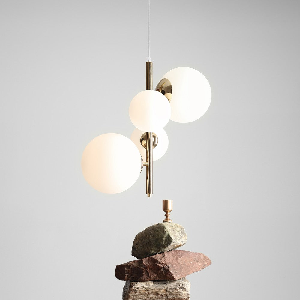 Produktbillede af Dizzy Loftlampe i guldfarvet metal og hvidt glas på tilbud i høj kvalitet
