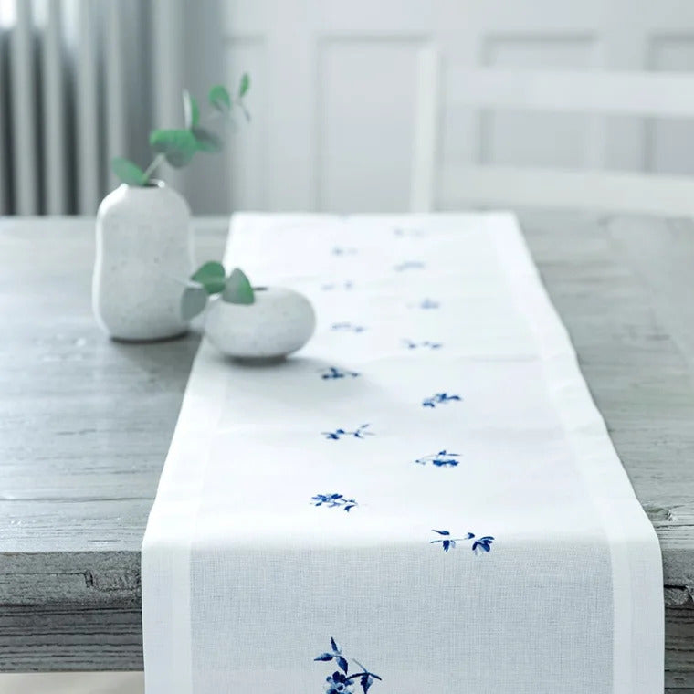 Produktbillede af Langkilde & Søn Blå blomst bordløber 30 x 300cm i premium kvalitet