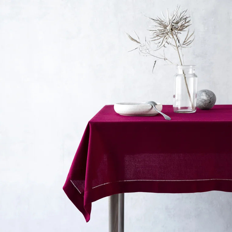 Produktbillede af Langkilde & Søn Rød stofdug med hulsøm 140 x 340cm i premium kvalitet