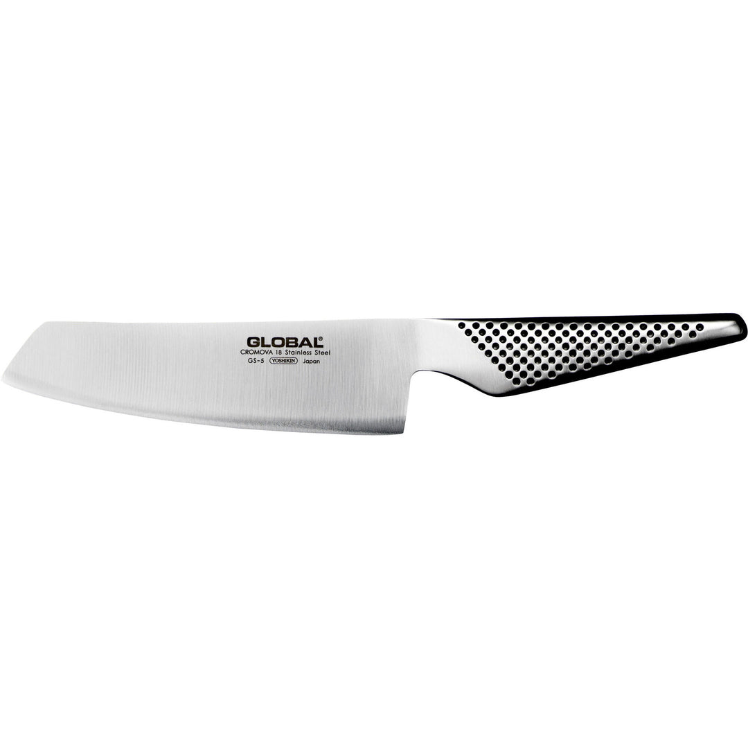 Global Global GS-5 grøntsagskniv 14 cm. – billede i brug (Grøntsagskniv)