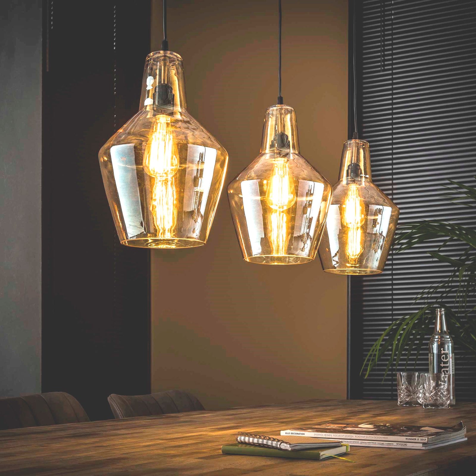 Produktbillede af Booky- Loftlampe med tre skærme i ravfarvet glas Levering med pære(r) på tilbud i høj kvalitet
