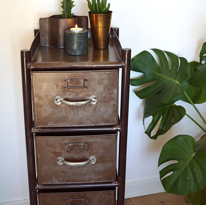 Produktbillede af Saga 3 rums opbevaringsskab i lakeret patineret jern på tilbud i høj kvalitet