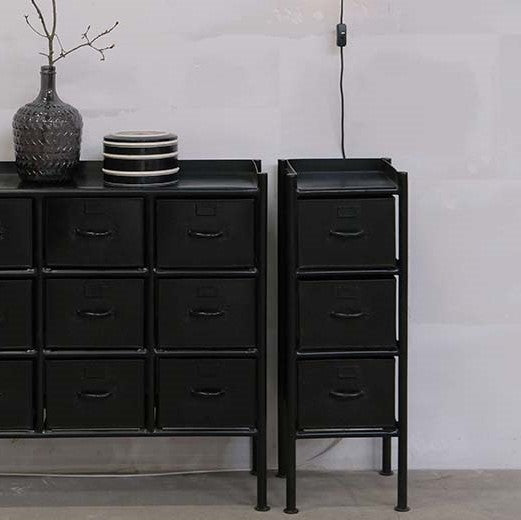 Produktbillede af Saga 3 rums opbevaringsskab i sortlakeret metal på tilbud i høj kvalitet