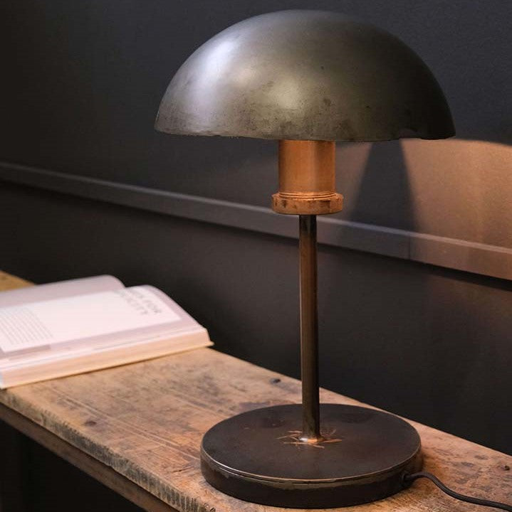 Produktbillede af Winslet bordlampe i lakeret patineret jern på tilbud i høj kvalitet