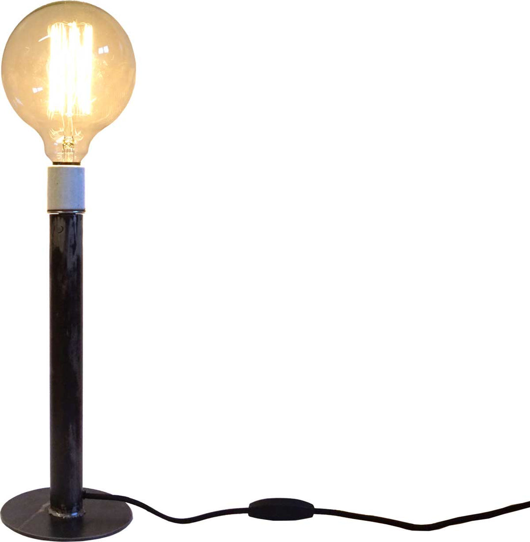 TRADEMARK LIVING bordlampe lakeret jern