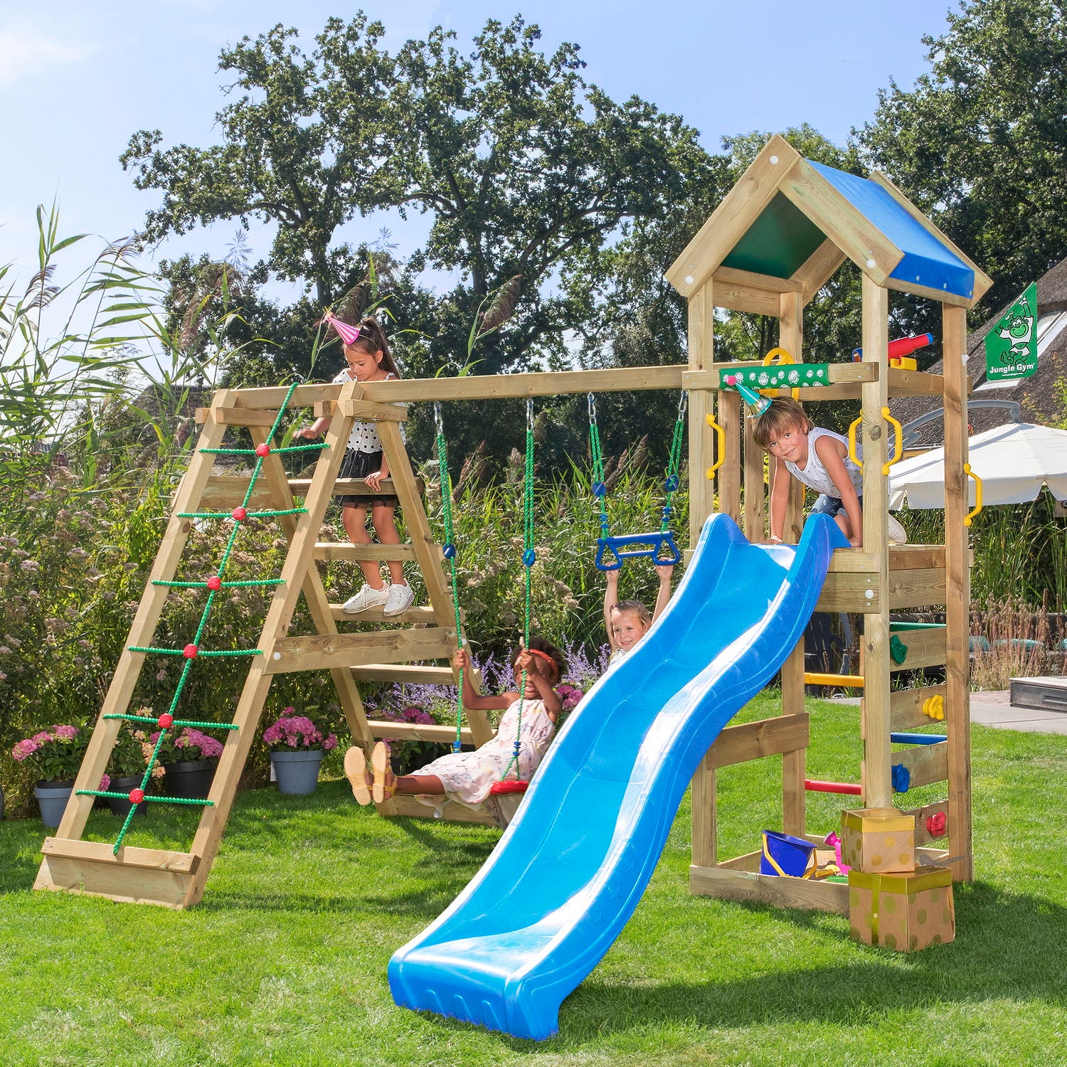 Produktbillede af Jungle Gym Patio legetårn komplet inkl. klatremodul 2 og blå rutsjebane på tilbud i høj kvalitet