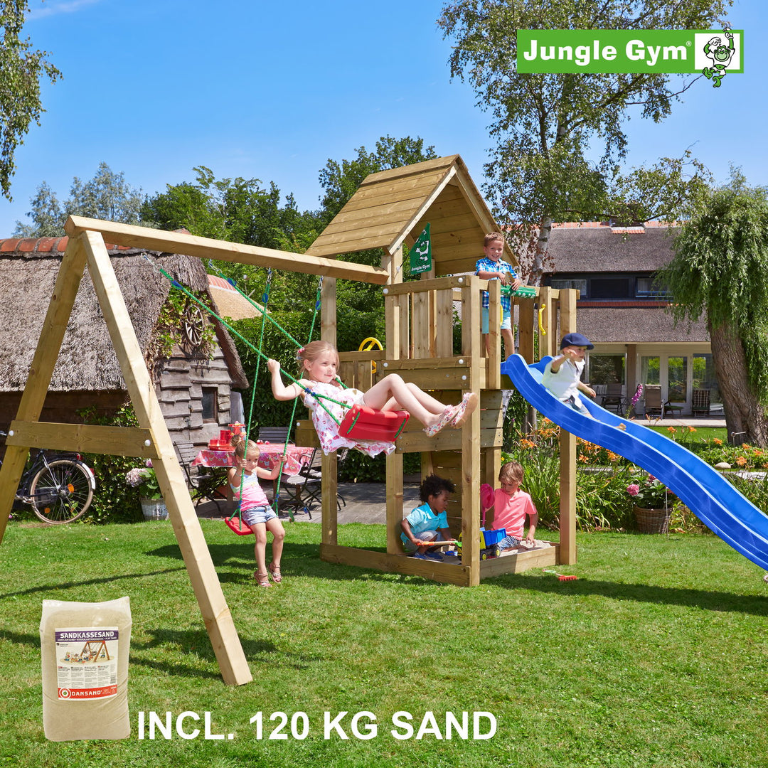 Produktbillede af Jungle Gym Cubby legetårn komplet inkl. swing module xtra 120 kg sand og blå rutschebane på tilbud i høj kvalitet