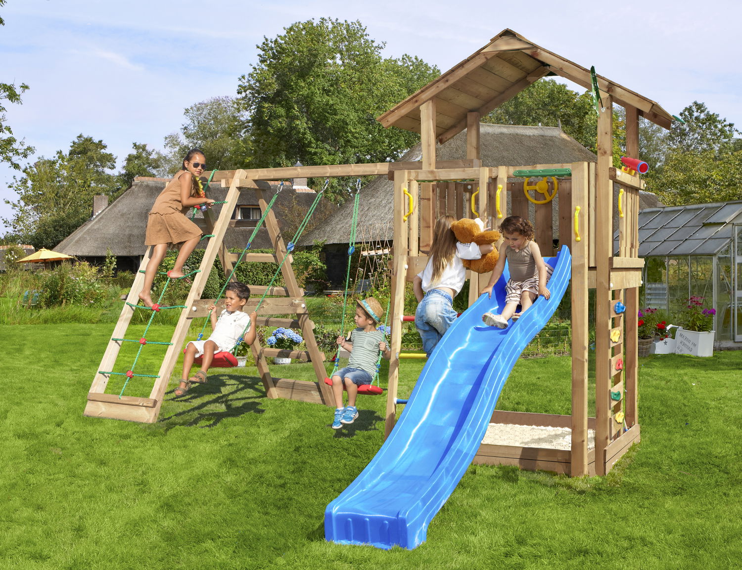 Produktbillede af Legetårn Jungle Gym Chalet 2.1 m/2-Climb Module 220 og blå rutschebane på tilbud i høj kvalitet
