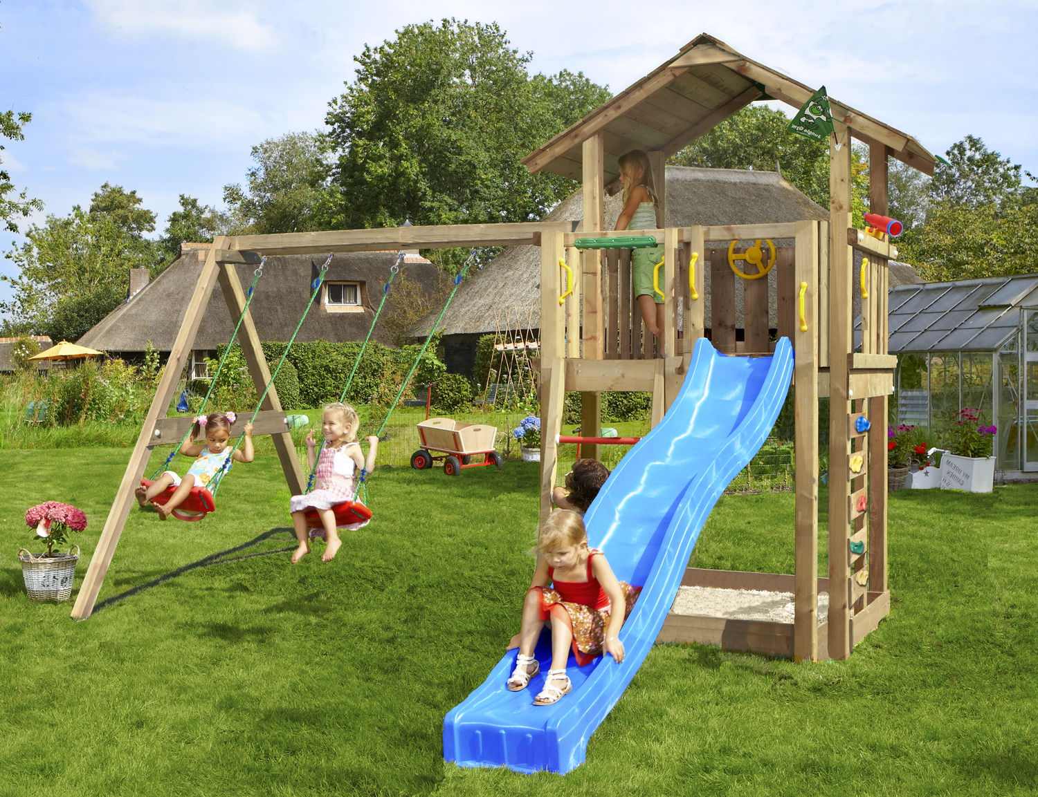 Produktbillede af Legetårn Jungle Gym Chalet 2.1 m/2-Swing Module 220 og grøn rutschebane på tilbud i høj kvalitet