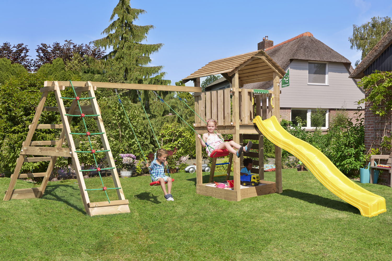 Produktbillede af Legetårn Jungle Gym Cottage 2.1 m/2-Climb Modul 220 og gul rutschebane på tilbud i høj kvalitet