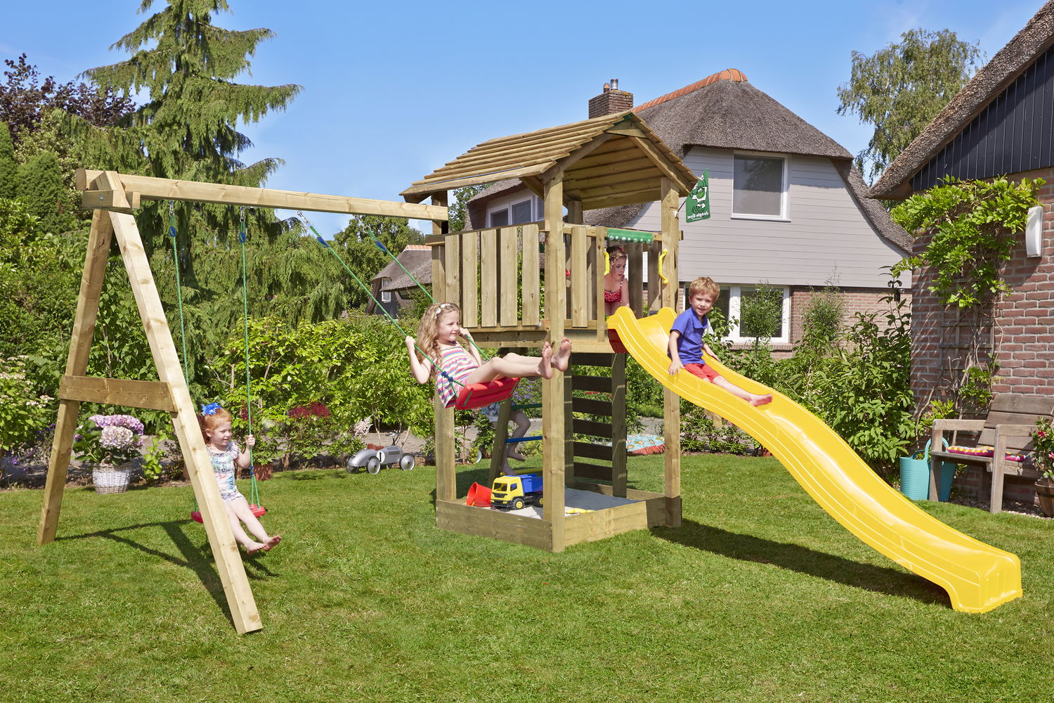 Produktbillede af Legetårn Jungle Gym Cottage 2.1 m/2-Swing Modul 220 og gul rutschebane på tilbud i høj kvalitet