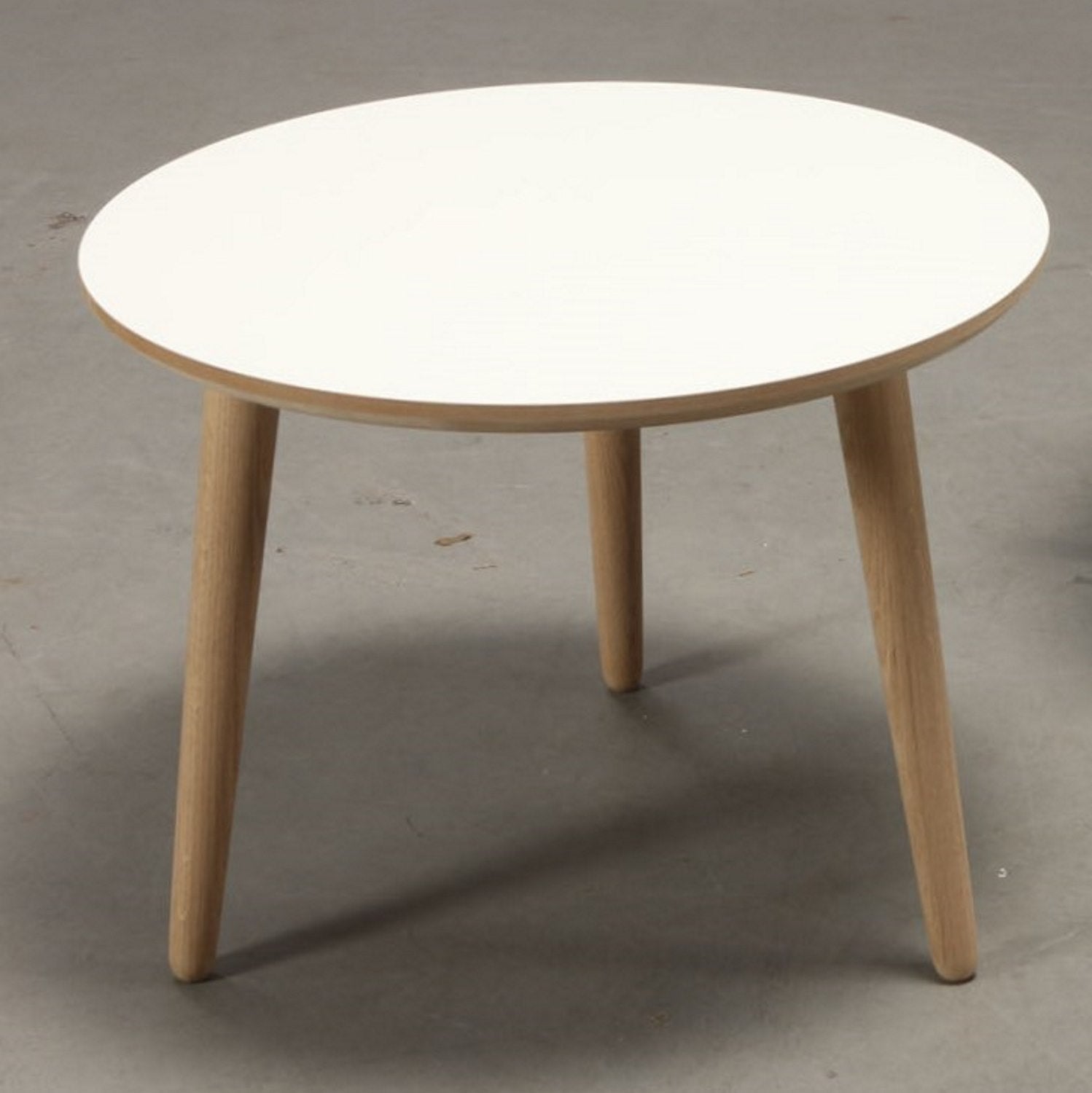 Produktbillede af CT 20 Sofabord i hvid laminat med ege ben vælg mellem 4 størrelser Højde 40 cm Rund ø 60 cm på tilbud i høj kvalitet