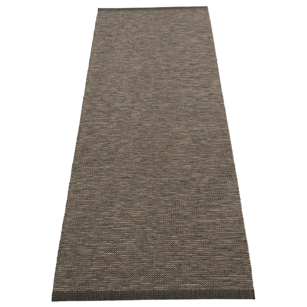Pappelina Pappelina Sam gulvtæppe 225x70 cm, black/walnut ❤ billede i brug (Tæpper)